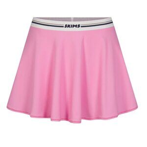 NWT Skims FITS EVERYBODY LOGO SKORT | PINK ON A MODEL FRONT VIEW FITS EVERYBODY